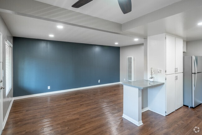 1BR, 1BA - Living Room - 291 Avocado St.