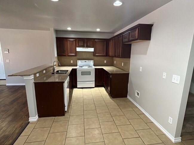 Photo - 4 Bedroom 2 Bath Duplex in Mustang! $1270 Per month!
