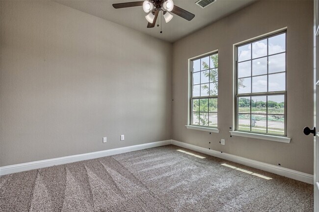 Photo - 330 Sweetspire Dr