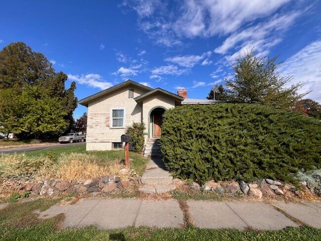 Building Photo - 1711 W Bell St