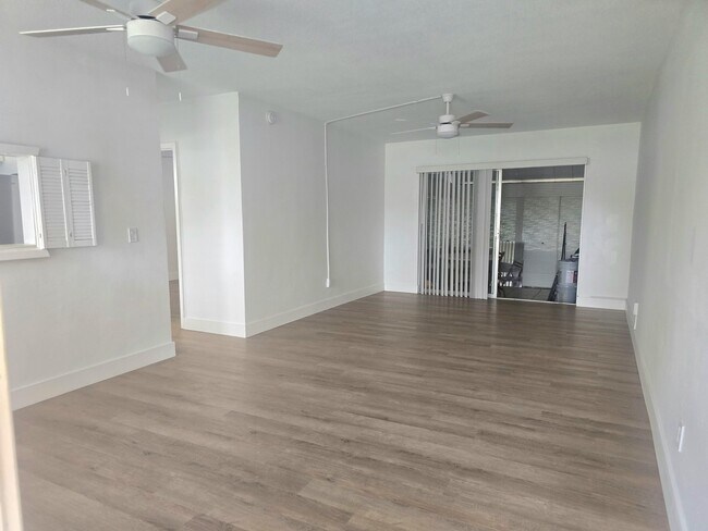 Photo - 3030 NW 43 Terrace Unidad 102