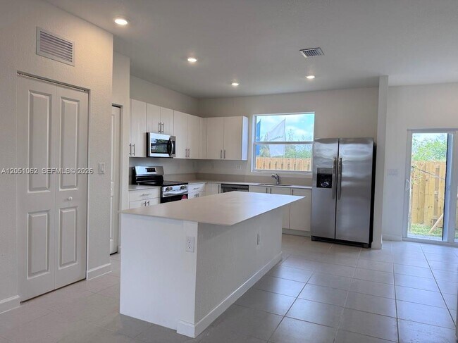 Photo - 1182 Palm Dr