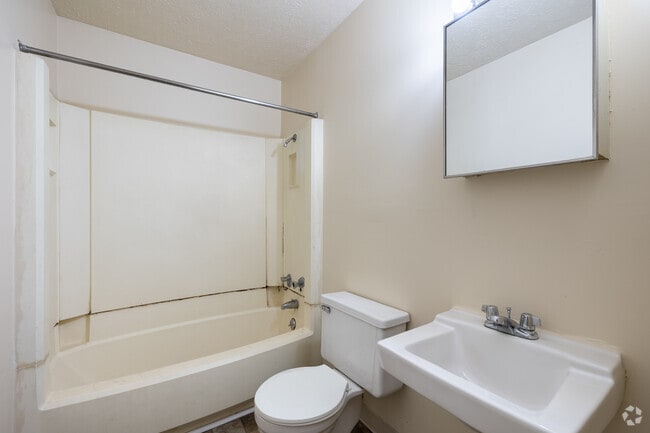 3BR, 1.5BA - 1,250SF - Main Bathroom
