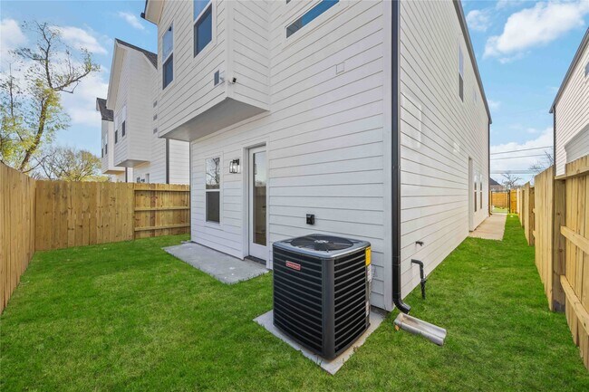 Photo - 1466 Ferguson Way