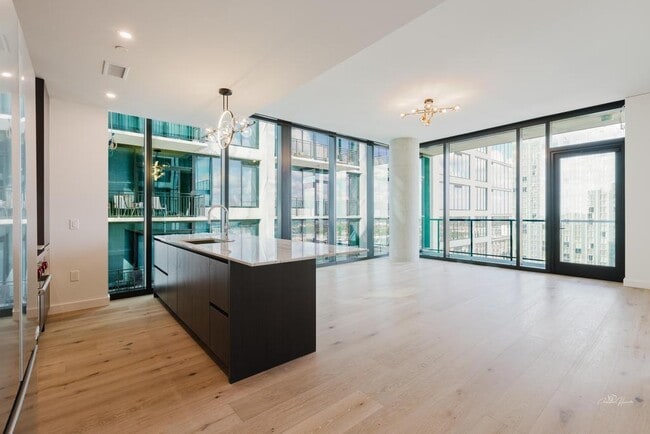 Building Photo - 610 Davis St Unit 2608