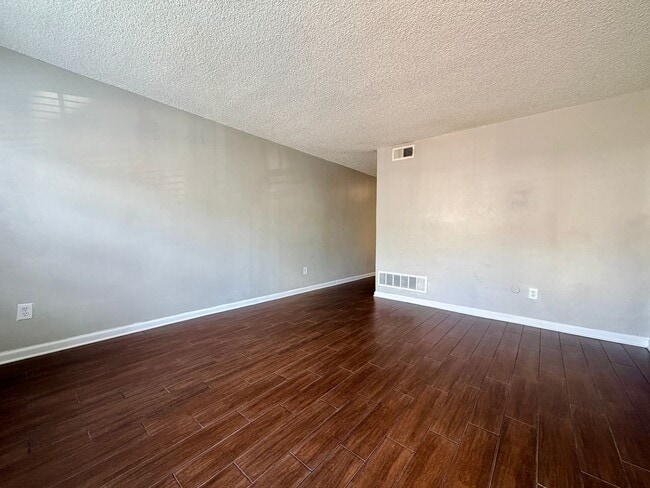 Building Photo - 684 Hobbs Dr