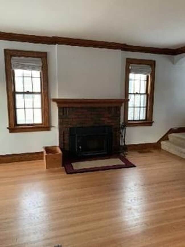 Building Photo - AVAILABLE AUGUST - 3 BED 2 BATH