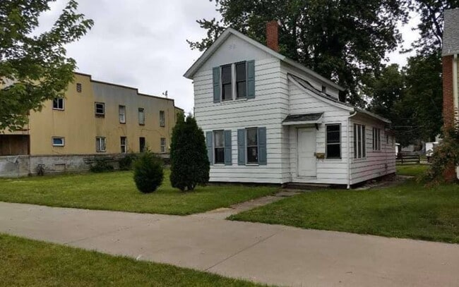 Building Photo - 3 bedroom home