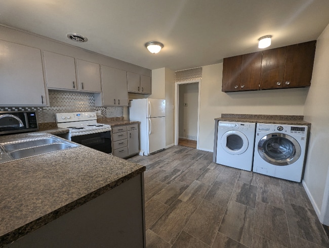 Photo - 20 Loch Lomond Ln