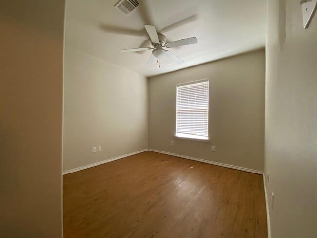 Building Photo - Beautiful 3/2/2 Home Available July!!