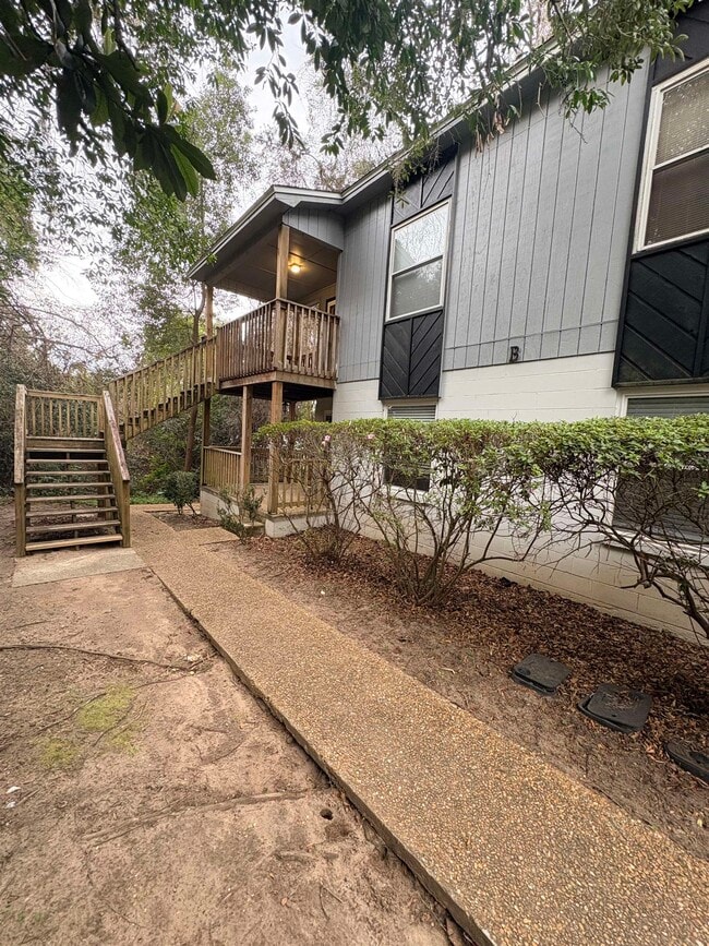 Building Photo - 1530 Live Oak Dr Unit B3