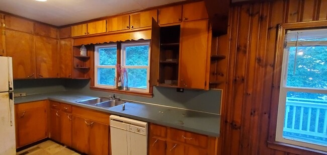 Photo - Large 4 Bedroom House On Hwy 105