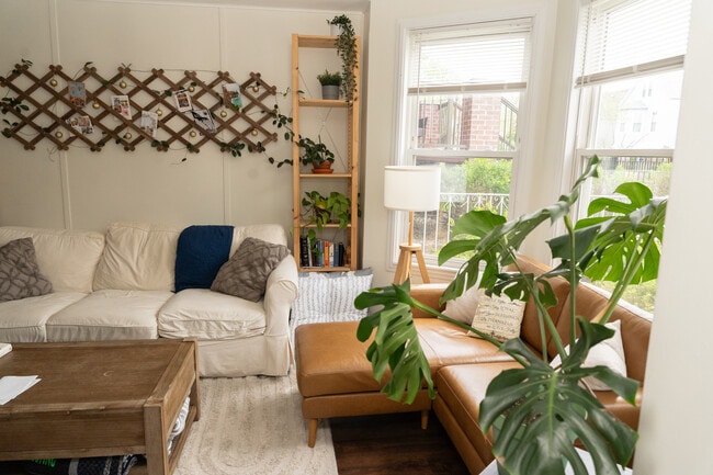 Living room - 3350 W Cuyler Ave Unit 1
