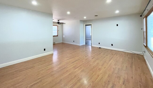 302 N Reno Ave