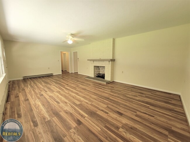 Photo - Spacious House Located off the 105 Bypass