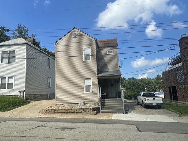 Building Photo - 123 Montmullin St