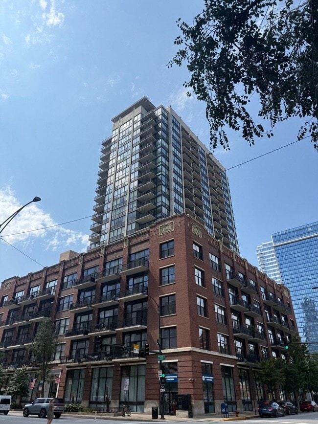 Building Photo - 210 S Desplaines St Unit 2110
