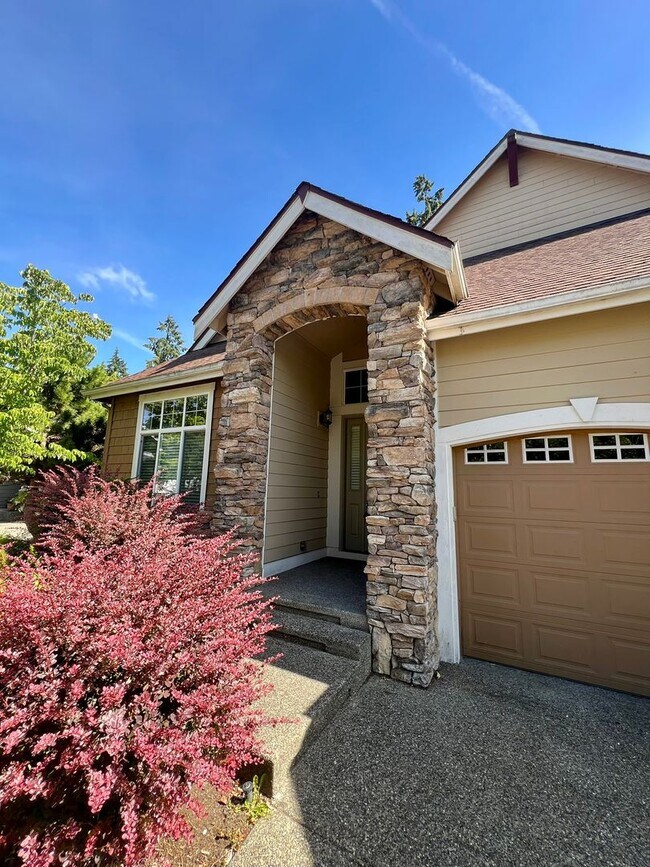 Photo - Spacious Home on Golf Course  - All Bedrooms En Suite