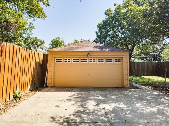 Photo - 2222 Carnes St