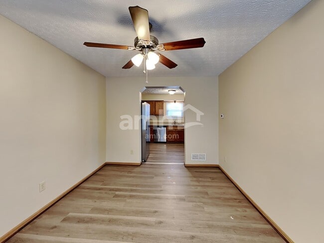 Photo - 254 Oxford Dr SW