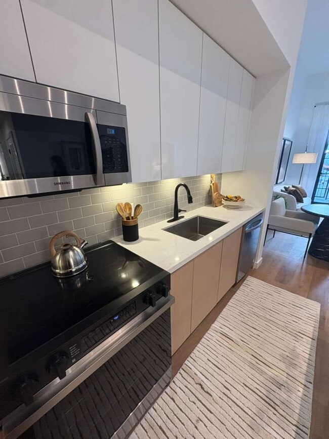 Building Photo - 1642 NE 124th Ln Unit B8