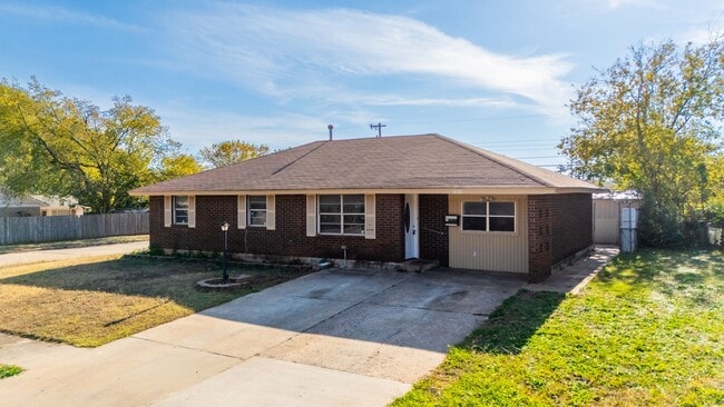 Building Photo - Cute 4 bedroom House