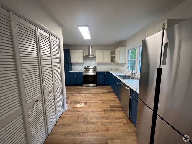 Building Photo - 2 Bedroom, 1 Bathroom - Home in Rosemont P...