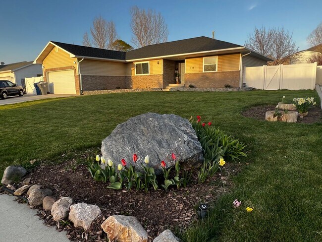 ******April 2024 Rent is Free!****** - ******April 2024 Rent is Free!******