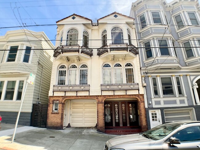 Stunning Multi-Level 4/2.5 W/ Dining Room.... - Stunning Multi-Level 4/2.5 W/ Dining Room.... Apartment Unit 1221