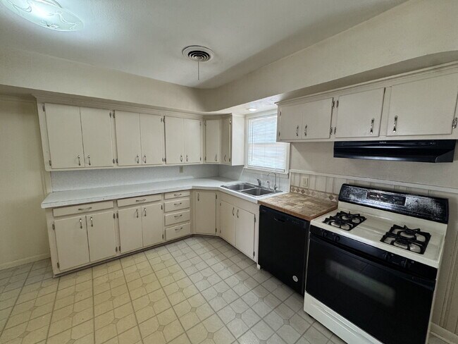 Photo - Lovely House Located Minutes From Elementary, Medical District & Texas Tech Campus!