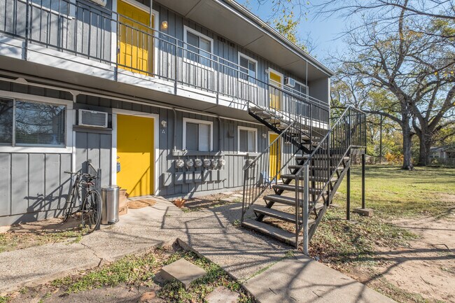 Building Photo - East Austin Studio Apartment Loft - Minute... Unit Apt #201