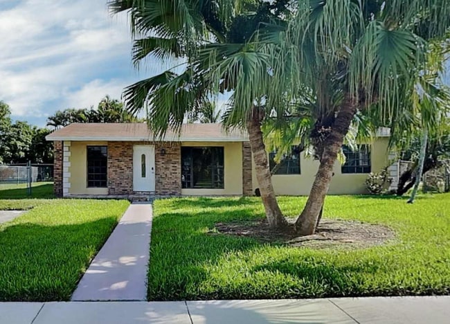 Building Photo - 10805 SW 142nd Ln Rental
