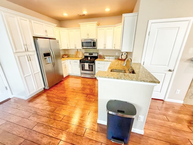 Photo - 3326 Hydra St NE
