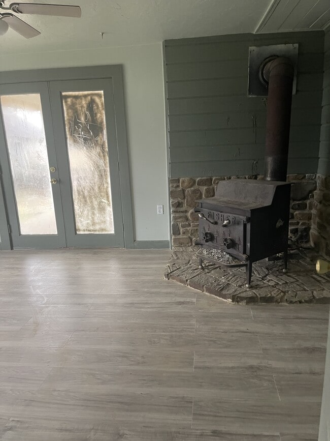 Photo - 305 Bayless St