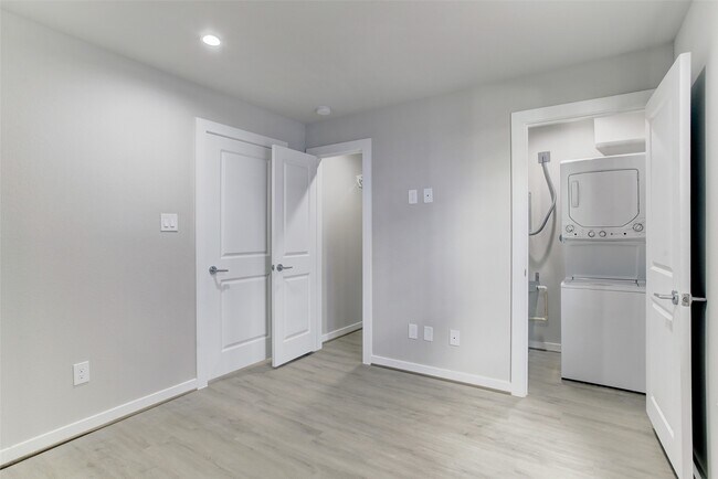 Building Photo - 645 E 11th 1/2 St Unit 1