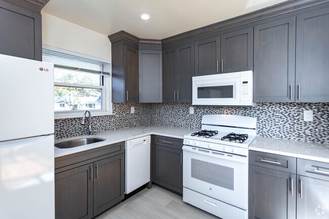 Studio - 517SF -Soundview - Kitchen