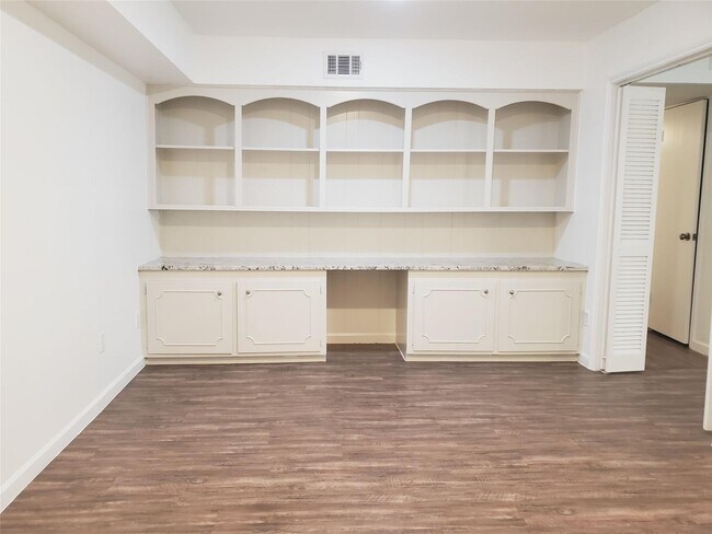 Photo - 361 N Post Oak Ln Unidad 131