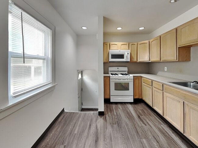 33 E Daniel St