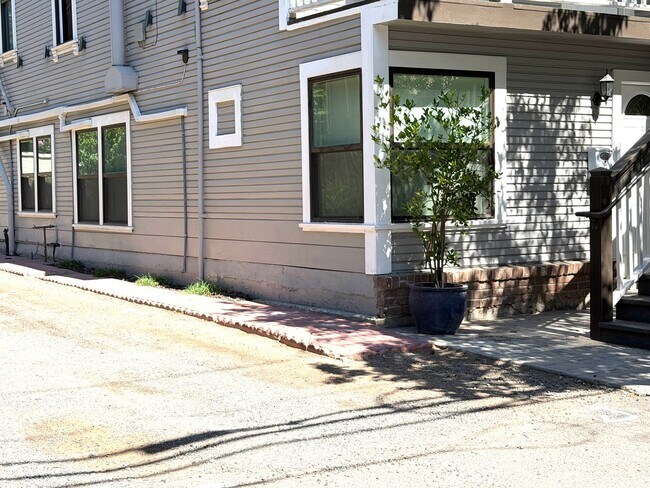 Photo - Beautifully Renovated Midtown Sacramento Apartment with Private Backyard Patio! Unidad 161418 #A