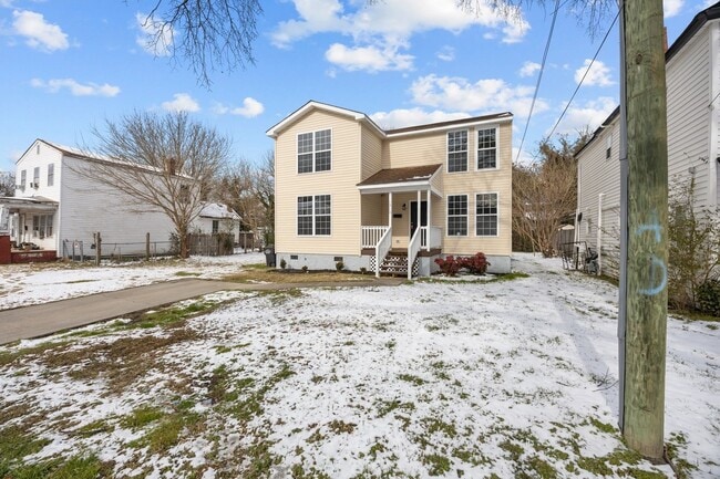 Building Photo - Portsmouth/5 bed 2 bath/Ready for quick move in!!