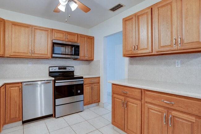 Photo - 970 SW 3rd Ave