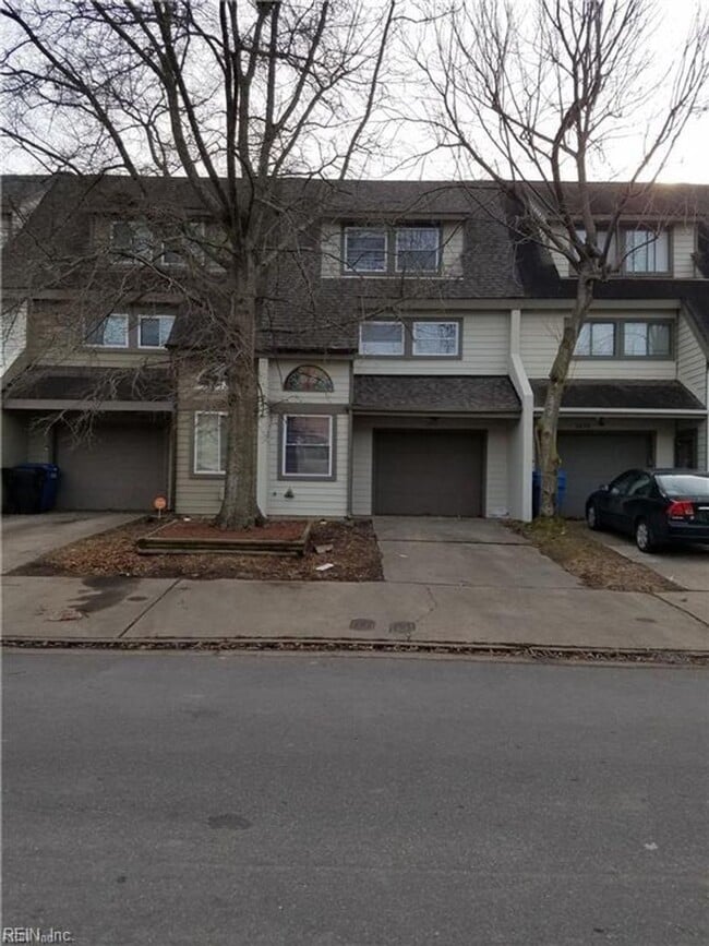 Three story townhouse in centrally located... - Three story townhouse in centrally located...