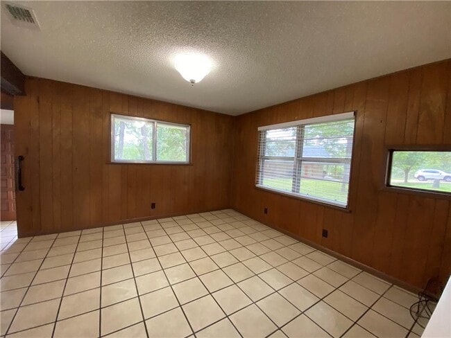 Photo - 421 Leisure Ln