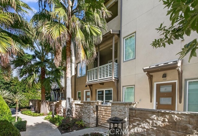 Building Photo - 985 Doheny Way