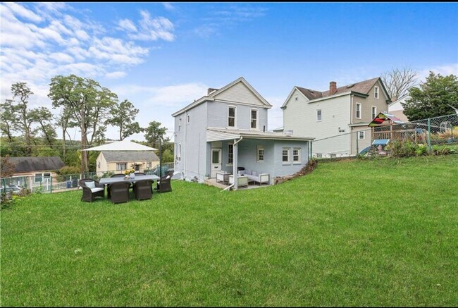 Photo - 2935 Devlin St