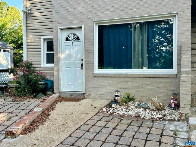 902 W Main St