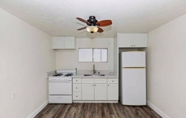 Kitchen - 4508 Edgewood Pl