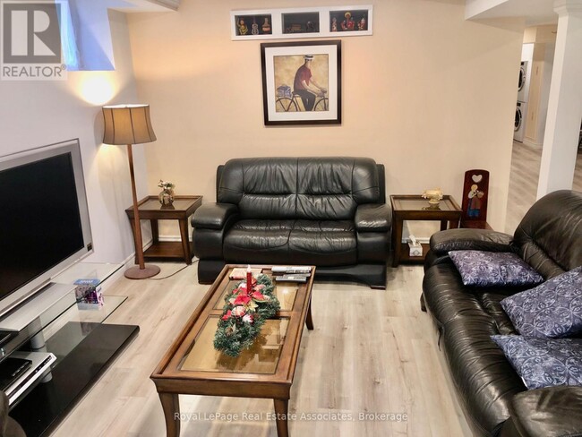 Photo - 889 Bancroft Dr