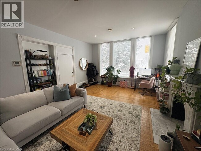 Photo - 262 James St S Unit 101