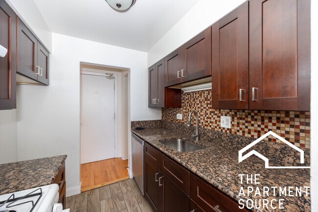 Photo - 3710 N Pine Grove Ave Unit 401